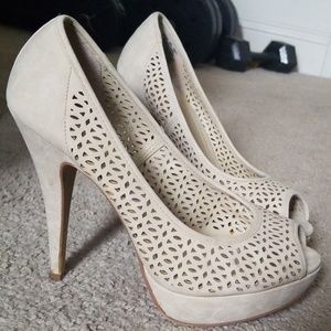 Nude peeptoe pumps